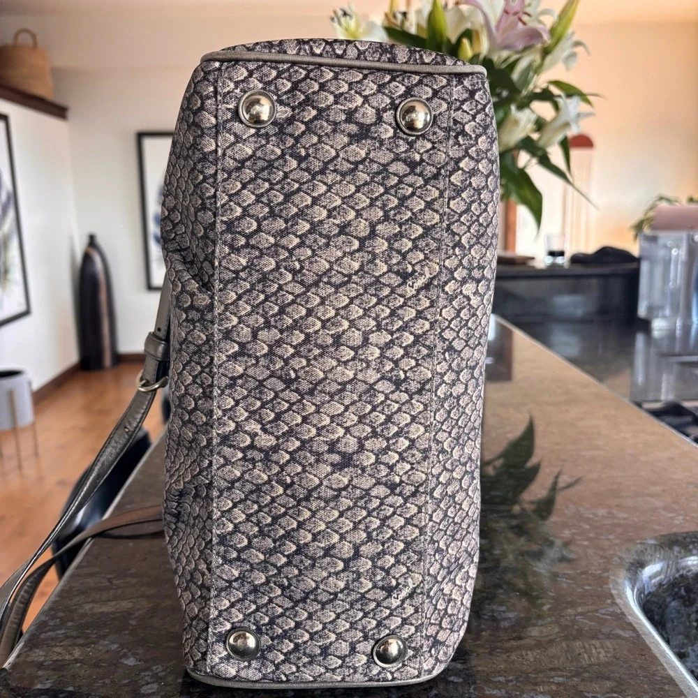 COACH Taylor Snake Print Bag F26037
Gunmetal Python Embossed Luxe
Structured - Picture 14 of 16